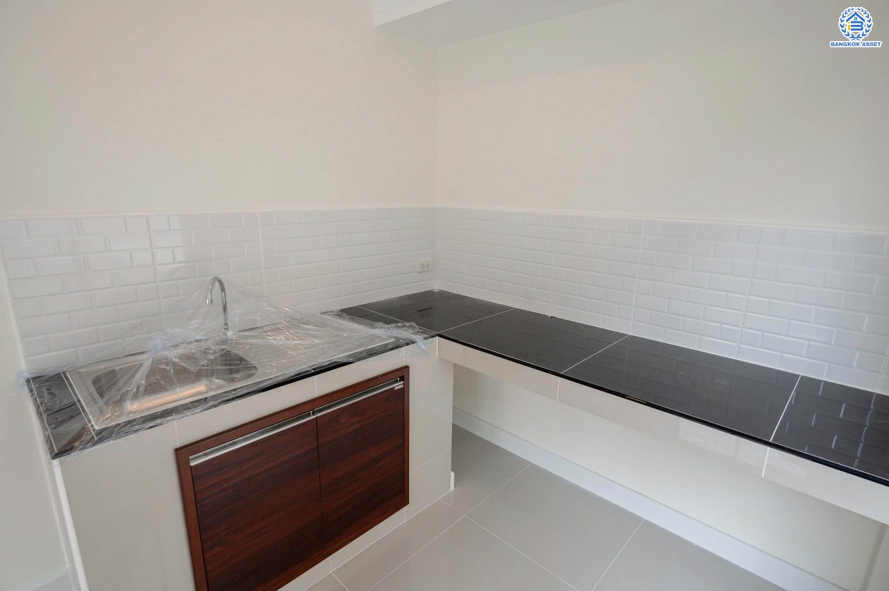 บ้านมือสองตกแต่งใหม่ โครงการ ปริญลักษณ์ วงแหวน-สาทร หลังมุม เนื้อที่ 36.9 ตร.ว. ฟังก์ชัน 3 ห้องนอน 4 ห้องน้ำ 2 ที่จอดรถ ภายในกว้าง พื้นที่ใช้สอยเยอะ บนทำเลเดินทางสะดวก ติดถนนกาญจนาภิเษก เชื่อมต่อถนนเพชรเกษม, ถนนกัลปพฤกษ์ ใกล้รถไฟฟ้าสายสีน้ำเงิน "สถานีหลักสอง"